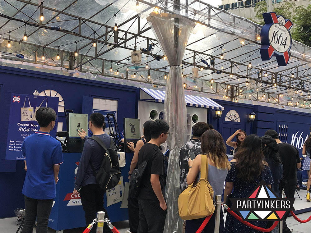 Pop-up setup for the 1664 Blanc event held from May 18-26, 2023, where Partyinkers provided live tote bag printing services, showcasing the effectiveness of creating anticipation through a branded pop-up experience before a product debut.