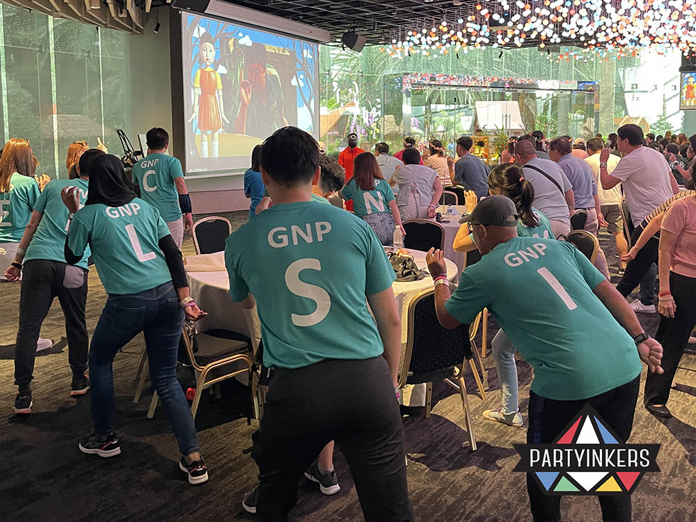Guests participating in an interactive digital game at a gala dinner event, demonstrating how technology-driven entertainment can create an engaging and memorable experience.