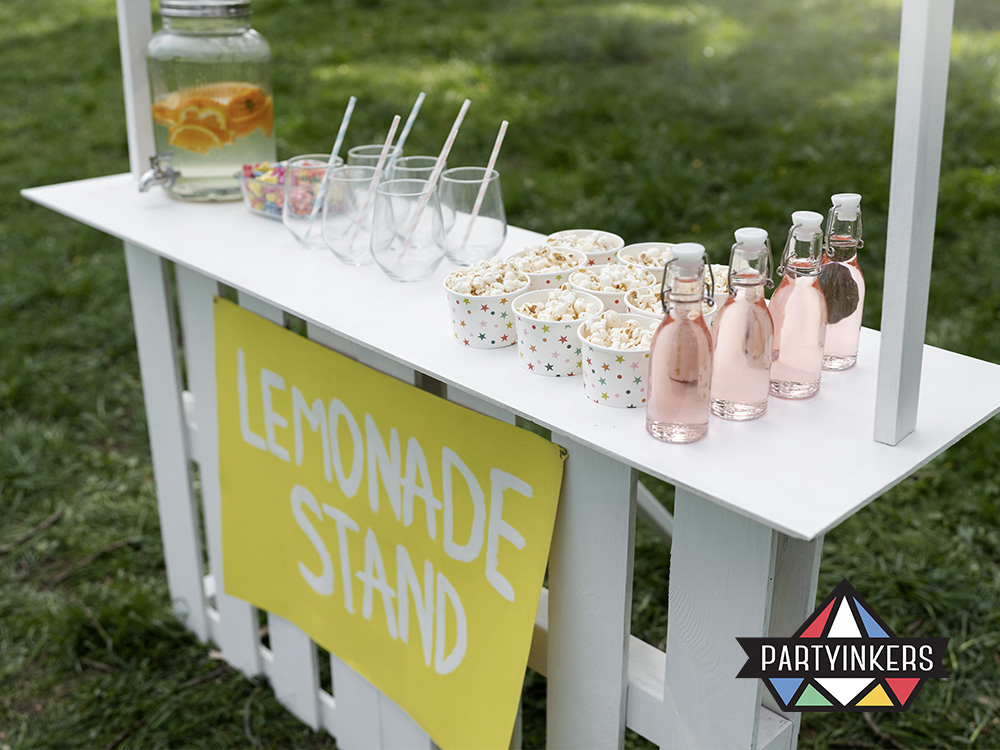 A charming lemonade stand offering drinks and snacks as part of the gala dinner event activities, providing guests with a refreshing and engaging arrival experience.